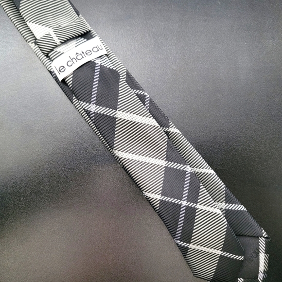 Argyle Plaid Skinny Tie (Black, Silver, White) - Picture 3 of 4